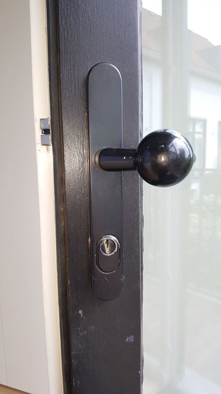 Nieuw slot geplaatst in een bestaande deur in Westkapelle